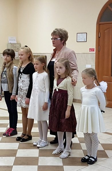 Ирина Панова и дети Воскресной школы читают стихи о Богородице 