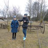 Маша и Вика знакомятся с деревенской утварью
