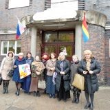 Педагоги из Клайпеды и Каунаса у гимназии N2 г.Черняховска.