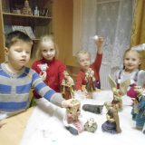 Появились над вертепом ангелы...