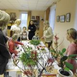 Дети и родители - на занятии по флористике